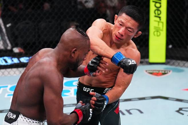 마넬 캅(왼쪽)과 호리구치 쿄지가 싸우는 모습. 사진=UFC