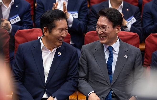 정청래 대표(왼쪽)와 김민석 총리가 지난 21일 열린 민주당 6·3 지방선거 당선자 워크숍에서 대화를 나누고 있다. (정청래 대표 페이스북).
