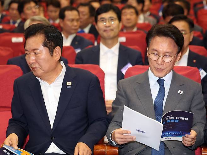 김민석 국무총리와 정청래 더불어민주당 대표가 21일 오후 서울 여의도 국회 의원회관에서 열린 '2026 6·3지방선거 단체장 당선자 워크숍'에 자리하고 있다. [뉴스1]