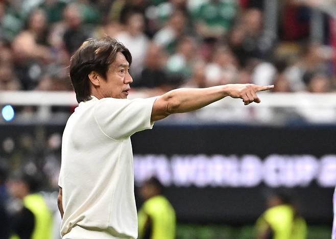 홍명보 축구대표팀 감독이 멕시코전에서 작전을 지시하고 있다. 강정현 기자