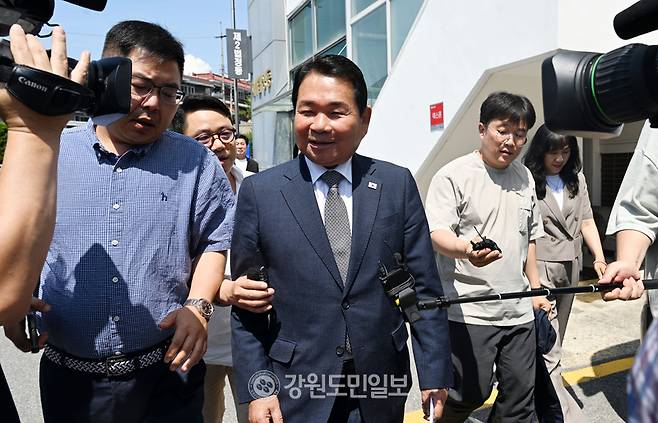 ▲ 불법선거운동과 뇌물수수 혐의로 기소된 신경호 전 강원도교육감이 17일  춘천지법에서 열린 항소심 선고공판을 마치고 돌아가고 있다. 김정호 기자
