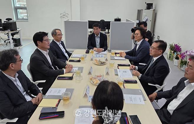▲ 강삼영 강원도교육감 당선인과 구자열 원주시장 당선인이 22일 민선9기 원주시 시민주권시대준비위원회 사무실에서 만나 원주 교육 현안에 대해 논의했다. 권혜민 기자