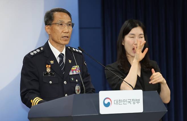 ▲ 유재성 경찰청장 직무대행이 16일 서울 종로구 정부서울청사 본관 브리핑실에서 열린 '국민참정권 침해와 잠실 개표소 인근 집단시위 관련 관계부처 대국민 담화문 발표'에서 취재진 질문에 답하고 있다 [연합뉴스]