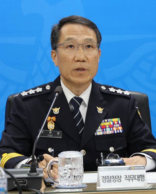유재성 경찰청장 직무대행이 지난 3월18일 서울 서대문구 경찰청에서 열린 선거사범 수사상황실 현판식을 마친 뒤 회의를 주재하고 있다. 연합뉴스