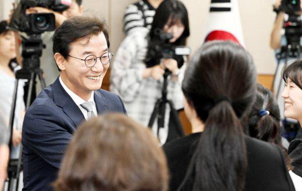 전재수 부산시장 당선인이 지난 10일 부산 연제구 부산시상수도사업본부에서 열린 민선 9기 부산시장직 인수위원회 출범식에서 인수위원들과 인사하고 있다. 국제신문 DB