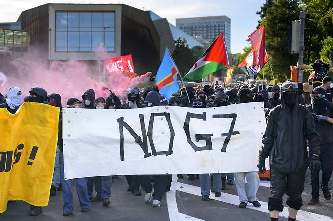 프랑스 G7정상회의에 반대하는 활동가들이 지난 14일 스위스 제네바에서 시위를 벌이고 있다. EPA연합뉴스