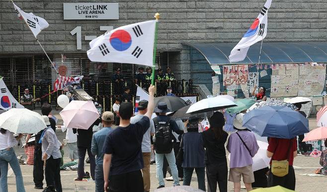 잠실 개표소 봉쇄 시위 계속. 연합뉴스