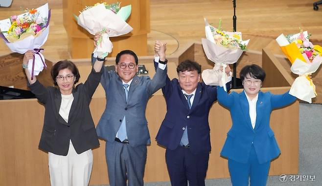 22일 경기도의회 본회의장에서 열린 '제12대 경기도의회 더불어민주당 대표의원 및 의장·부의장 후보 선출' 투표에서 더불어민주당 대표의원으로 선출된 안광률 의원과 의장 후보로 선출된 남종섭 의원 등이 꽃다발을 들고 기념촬영을 하고 있다. (왼쪽부터)김미숙, 안광률, 남종섭, 고은정. 홍기웅기자