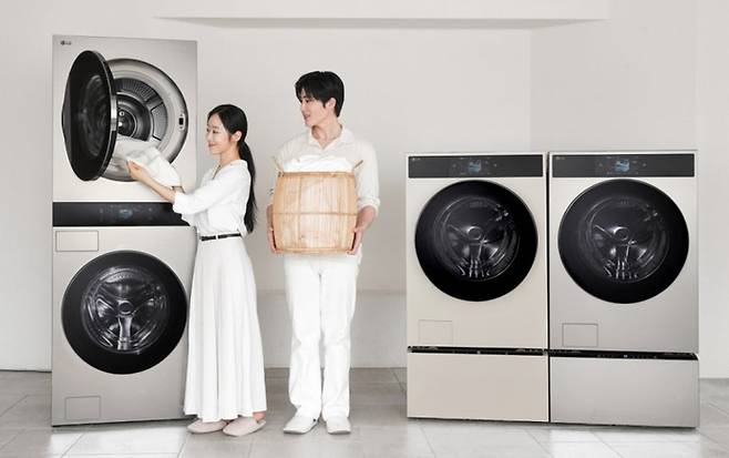 LG전자 모델이 세탁과 건조 용량이 모두 25kg인 워시타워(왼쪽)와 세탁과 건조 용량이 각각 25kg, 21kg인 워시콤보를 소개하고 있다. [LG전자]