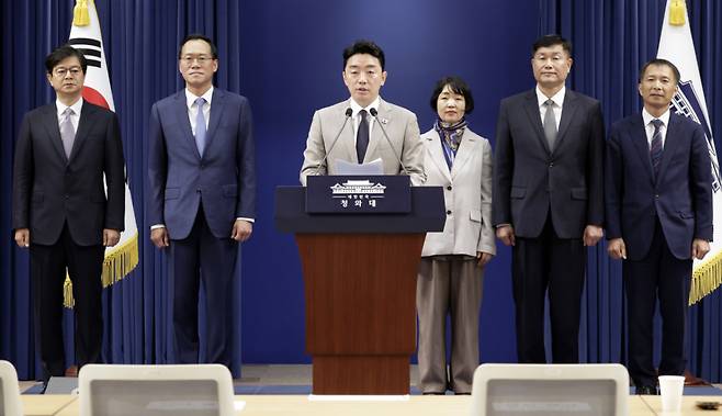 강훈식 비서실장이 21일 청와대에서 인사 관련 브리핑을 하고 있다. 왼쪽부터 신임 홍보소통수석 성기홍 전 연합뉴스 대표이사 사장, 민정수석 한찬식 전 서울동부지검장, 강 비서실장, 사회수석 김경자 우석대 객원교수, 국가안보실 1차장 강건작 대통령직속 미래국방전략위 위원, 국가안보실 3차장 송기호 청와대 경제안보비서관. /사진=뉴시스