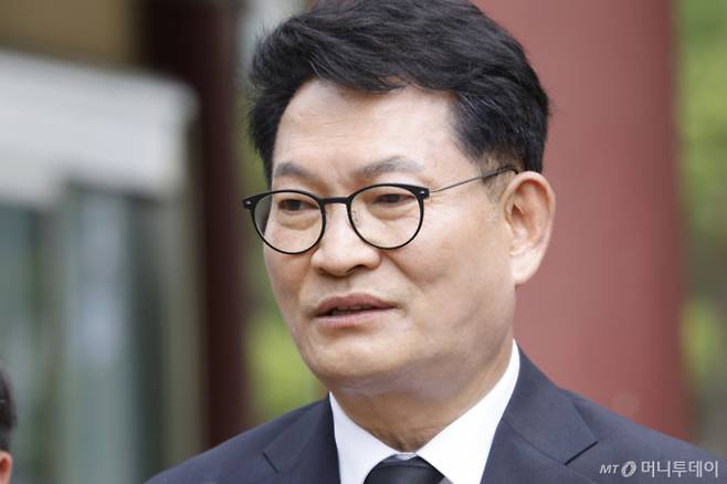 (광주=뉴스1) 김태성 기자 = 송영길 더불어민주당 국회의원이 7일 오전 광주 국립5.18민주묘지를 참배한후 민주의문 앞에서 기자들 질문에 답하고 있다. 2026.6.7/뉴스1  Copyright (C) 뉴스1. All rights reserved. 무단 전재 및 재배포,  AI학습 이용 금지. /사진=(광주=뉴스1) 김태성 기자