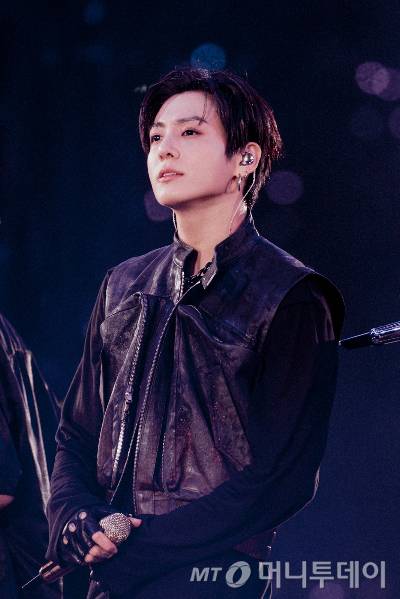 (서울=뉴스1) 권현진 기자 = 그룹 방탄소년단(BTS) 정국이 13일 오후 부산시 연제구 아시아드주경기장에서 열린 'BTS 월드투어 아리랑 인 부산' 콘서트에서 환호하는 아미들을 바라보고 있다. (빅히트 뮤직(하이브) 제공. 재판매 및 DB 금지) 2026.6.13/뉴스1  Copyright (C) 뉴스1. All rights reserved. 무단 전재 및 재배포,  AI학습 이용 금지. /사진=(서울=뉴스1) 권현진 기자