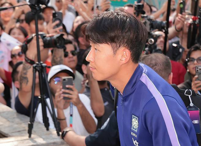 멕시코전 패배에도 불구하고 대한민국 축구 대표팀의 32강 진출 가능성은 여전히 90%를 웃도는 것으로 나타났다. 사진은 대한민국 축구국가대표팀 손흥민이 21일(현지시간) 멕시코 몬테레이의 대표팀 숙소에 도착한 모습. /사진=뉴스1
