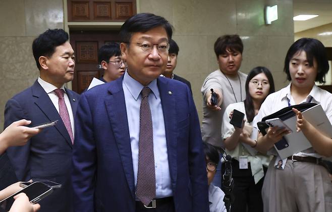 정점식 국민의힘 원내대표가 22일 오전 서울 여의도 국회 운영위원장실에서 여야 원내대표 회동을 마치고 이동하고 있다. / 사진=뉴시스