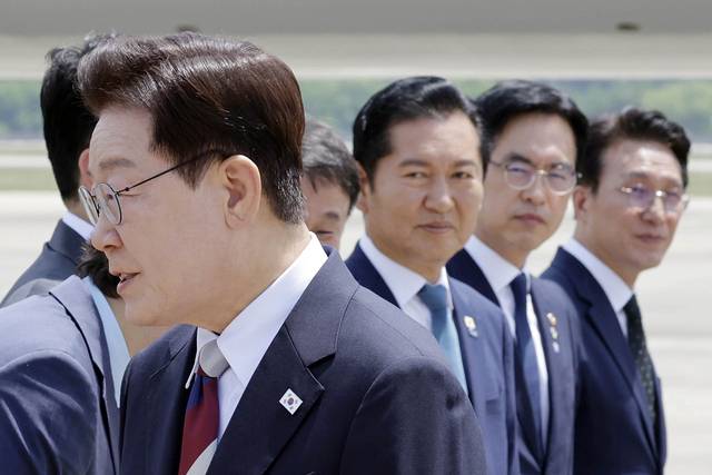 G7 정상회의 등 유럽 순방 일정을 마친 이재명 대통령이 18일 경기 성남 서울공항에 도착해 환영 인사들과 인사하고 있다. 뉴시스