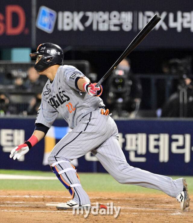 2026년 4월 21일 오후 서울 잠실구장에서 열린 '2026 신한 SOL KBO리그' 한화 이글스와 LG 트윈스의 경기. 한화 채은성이 7회초 2사 2.3루서 2타점 동점 적시타를 치고 있다./마이데일리