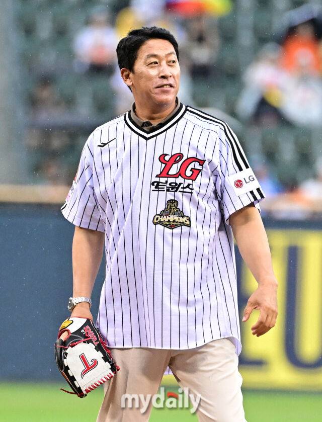 LG 이병규 퓨처스 감독이 팬들이 자신의 응원가를 부르자 감동 받고 있다 / 잠실 = 유진형 기자 zolong@mydaily.co.kr