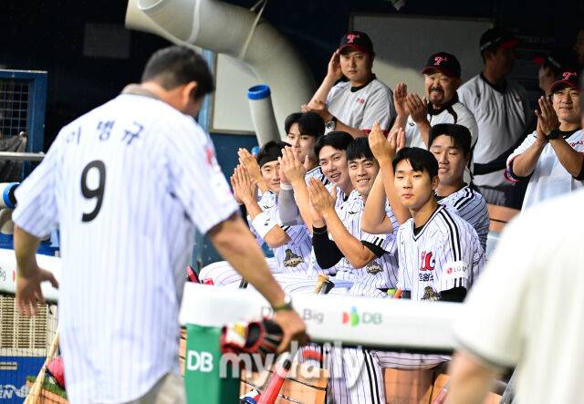 LG 선수들이 이병규 퓨처스 감독에게 박수 치며 화답하고 있다 / 잠실 = 유진형 기자 zolong@mydaily.co.kr