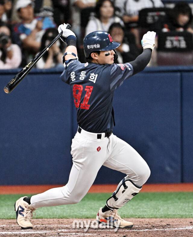 20일 오후 서울 고척스카이돔에서 진행된 '2026 프로야구 KBO리그' 키움히어로즈와 롯데자이언츠의 경기. 롯데 윤동희가 6회초 2사 3루서 1타점 적시타를 터뜨리고 있다./마이데일리