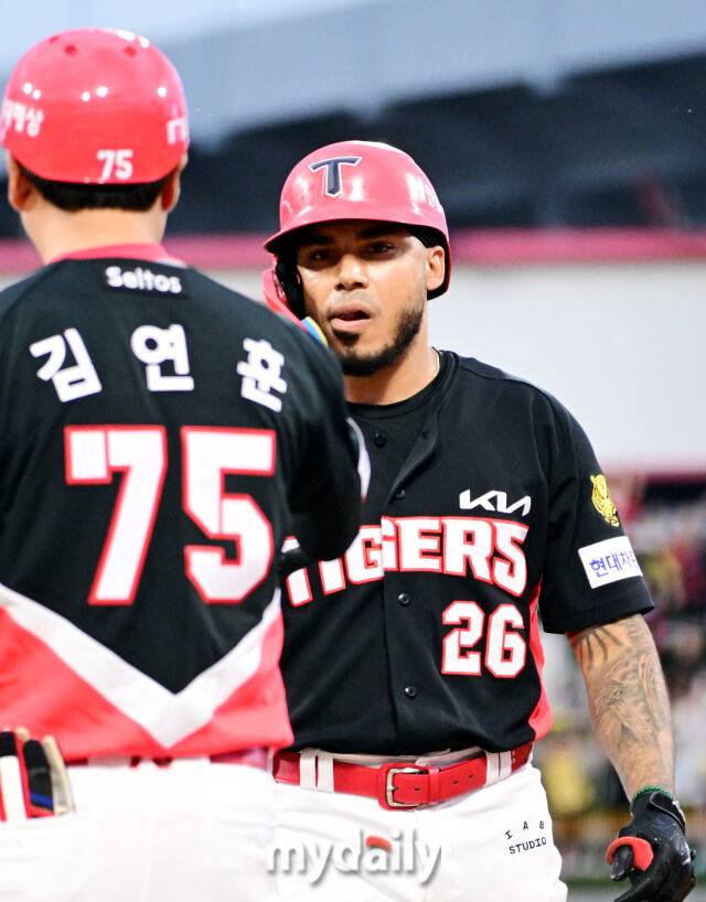 21일 오후 경기도 수원KT위즈파크 진행된 '2026 신한 SOL KBO 리그' 기아 타이거즈 - 수원 KT 위즈의 경기. 기아 카스트로가 7회초 2사 만루에서 역전 2루타를 때린 뒤 기뻐하고 있다./마이데일리