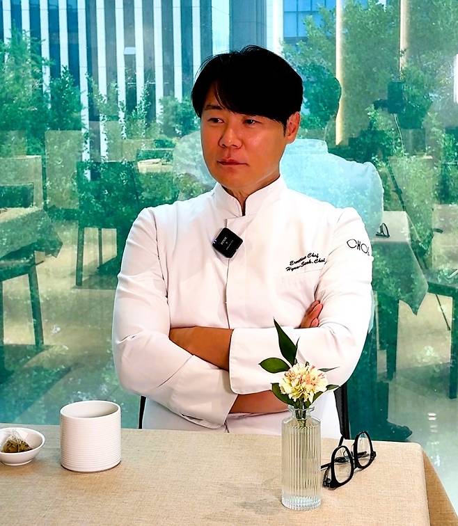 인터뷰를 하고 있는 최현석 셰프. [채상우 기자]