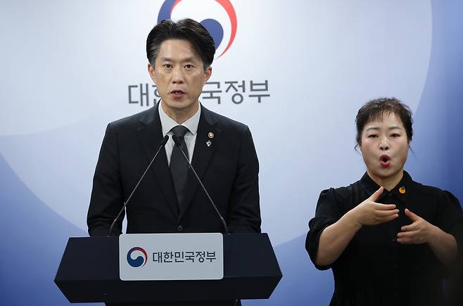 노용석 중소벤처기업부 제1차관이 22일 서울 종로구 정부서울청사에서 모두의 창업 개인정보 유출 사태와 관련 브리핑을 하고 있다. [연합뉴스]