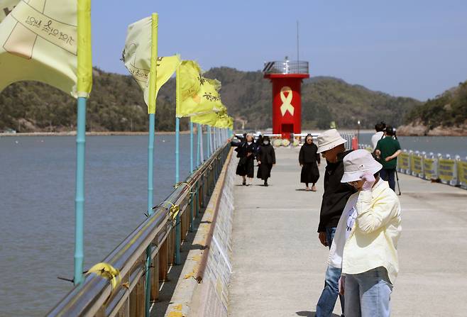 세월호 참사 12주기인 16일 오전 전남 진도군 임회면 팽목항(진도항)에서 추모객들이 이동하고 있다.   [연합]