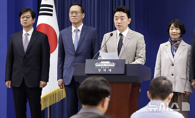 [서울=뉴시스] 최동준 기자 = 강훈식 비서실장이 21일 청와대에서 인사 관련 브리핑을 하고 있다.왼쪽부터 신임 홍보소통수석 성기홍 전 연합뉴스 대표이사 사장, 민정수석 한찬식 전 서울동부지검장, 강 비서실장, 사회수석 김경자 우석대 객원교수. 2026.06.21. photocdj@newsis.com