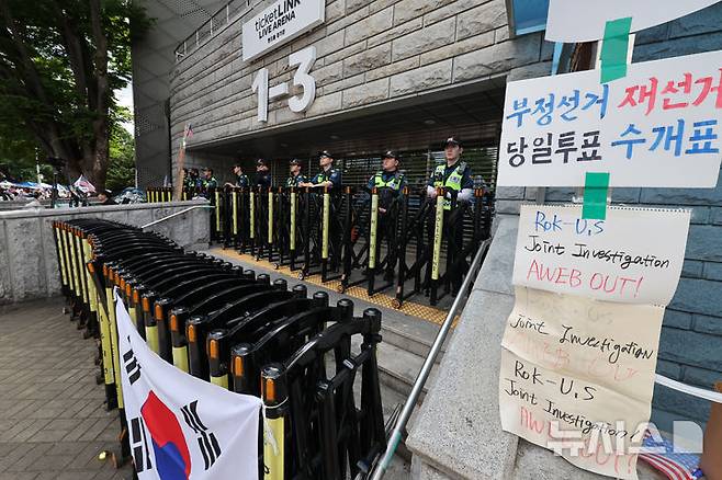 [서울=뉴시스] 김금보 기자 = 지난 21일 서울 송파구 올림픽공원 핸드볼경기장 출입구를 경찰이 봉쇄하고 있다. 2026.06.21. kgb@newsis.com