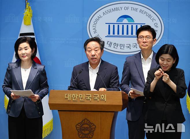 [서울=뉴시스] 최진석 기자 = 강승규(왼쪽 두번째) 국민의힘 의원이 22일 여의도 국회 소통관에서 한성숙 국무총리 후보자 인사청문회 관련 기자회견을 하고 있다. 2026.06.22. myjs@newsis.com