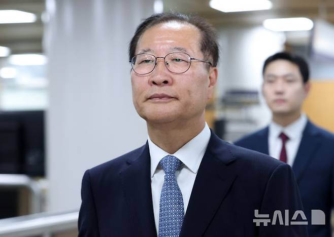 [서울=뉴시스] 이영환 기자 = 12·3 비상계엄 사태와 관련해 내란 중요임무 종사 등 혐의로 기소된 박성재 전 법무부 장관이 1심에서 징역 25년이라는 중형을 선고받았다. 이는 내란 특검팀(특별검사 조은석)이 구형한 징역 20년을 웃도는 형인데, 재판부는 박 전 장관을 단순히 비상계엄을 묵인한 국무위원으로 보는 것에서 한 걸음 더 나아가 그 위법성을 인식하면서도 법무행정 체계를 동원해 실행을 뒷받침한 핵심 가담자로 판단했다. 사진은 박 전 장관이 22일 오후 서울 서초구 서울중앙지방법원에서 열린 선고 공판에 출석하는 모습. 2026.06.22. 20hwan@newsis.com