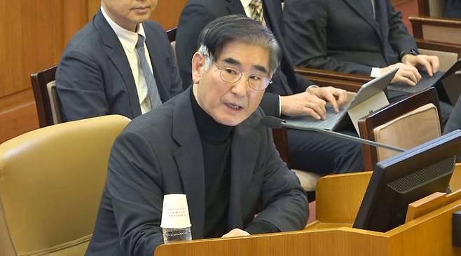 [서울=뉴시스] 12·3 비상계엄 사태와 관련해 내란 중요임무 종사 등 혐의로 기소된 박성재 전 법무부 장관이 1심에서 징역 25년이라는 중형을 선고받았다. 이는 내란 특검팀(특별검사 조은석)이 구형한 징역 20년을 웃도는 형인데, 재판부는 박 전 장관을 단순히 비상계엄을 묵인한 국무위원으로 보는 것에서 한 걸음 더 나아가 그 위법성을 인식하면서도 법무행정 체계를 동원해 실행을 뒷받침한 핵심 가담자로 판단했다. 사진은 지난해 1월 23일 김용현 전 국방부 장관이 서울 종로구 헌법재판소에서 열린 대통령 탄핵심판 4차 변론기일에 증인으로 출석해 질문에 답변하는 모습. (사진=헌법재판소 제공) 2026.06.22. photo@newsis.com *재판매 및 DB 금지