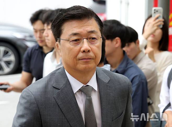 [과천=뉴시스] 홍효식 기자 = 내란중요임무종사 등 혐의를 받고 있는 홍장원 전 국가정보원 1차장이 22일 2차 종합특별검사팀(특별검사 권창영)의 3차 조사를 받고 귀가했다. 종합특검팀은 오는 26일 홍 전 차장을 다시 부를 예정이다. 사진은 홍전 차장이 22일 경기도 과천시 2차 종합특별검사팀(특별검사 권창영) 사무실에 피의자 신분으로 출석하는 모습. 2026.06.22. yesphoto@newsis.com