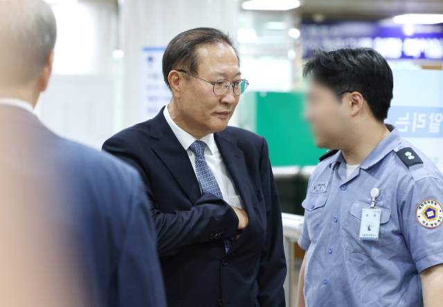 ▲12·3 비상계엄에 가담하고 김건희 여사의 수사 청탁을 들어준 혐의로 기소된 박성재 전 법무부 장관이 22일 서울 서초구 서울중앙지법에서 열린 1심 선고 공판에 출석하고 있다. ⓒ연합뉴스