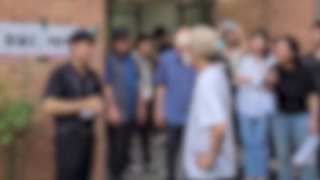 투표용지 부족으로 인해 항의 중인 잠실7동 주민