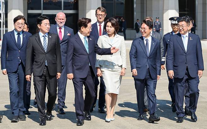 G7 정상회의 참석과 유럽 순방을 위해 출국하는 이재명 대통령이 6월9일 서울공항에서 공군 1호기로 이동하고 있다. ⓒ연합뉴스
