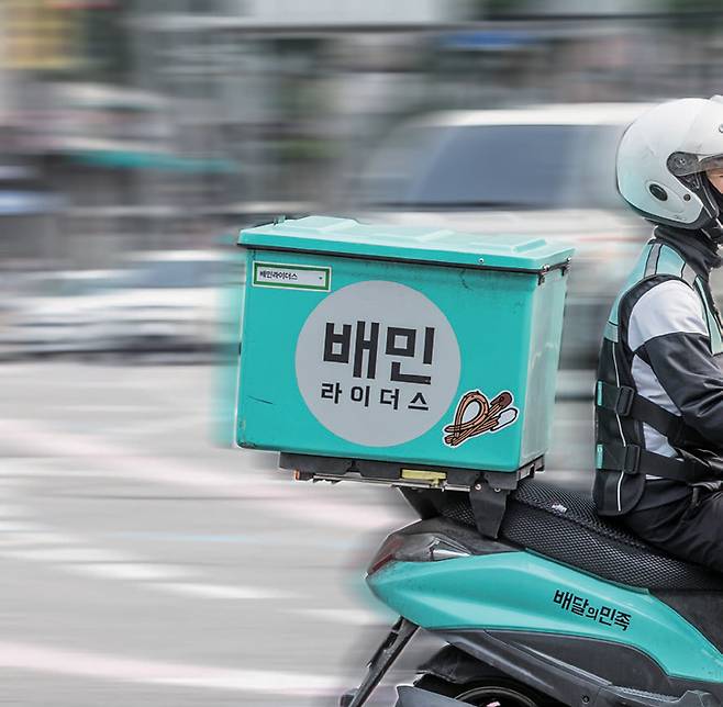 서울 서대문구 신촌 로터리를 배달의민족 오토바이가 지나가고 있다. ⓒ시사저널 최준필