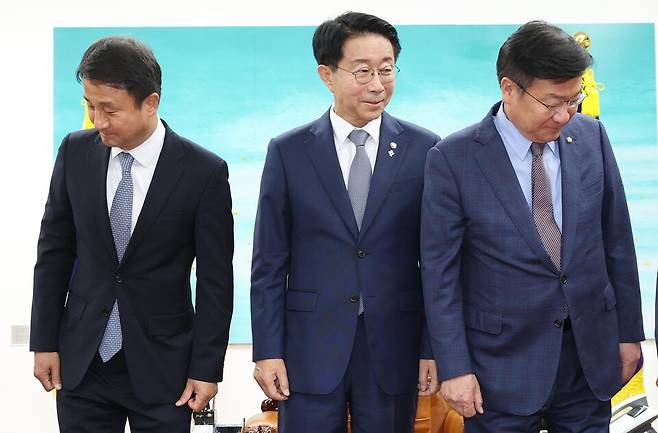 조정식 국회의장(가운데)이 22일 국회의장실에서 의장 주재 여야 원내대표 회동에 앞서 기념 촬영을 마치고 를 보고 있다. 왼쪽부터 한병도 더불어민주당 원내대표, 조 의장, 정점식 국민의힘 원내대표 ⓒ연합뉴스