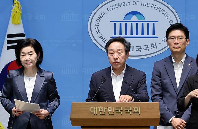 국민의힘 소속 국무총리 후보자 인사청문특별위원회 위원들이 22일 국회 소통관에서 기자회견을 열고 이재명 대통령의 한성숙 국무총리 후보자 지명 철회를 촉구하고 있다. ⓒ연합뉴스