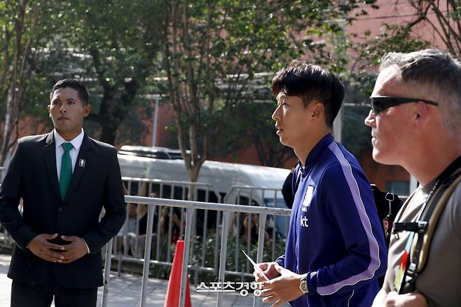 2026 FIFA 북중미 월드컵 조별리그 남아프리카공화국과의 경기를 앞둔 한국 남자 축구대표팀 주장 손흥민이 22일(한국 시간) 결전지인 멕시코 몬테레이의 한 숙소로 도착하고 있다. 2026.06.22 몬테레이(멕시코) | 문재원 기자