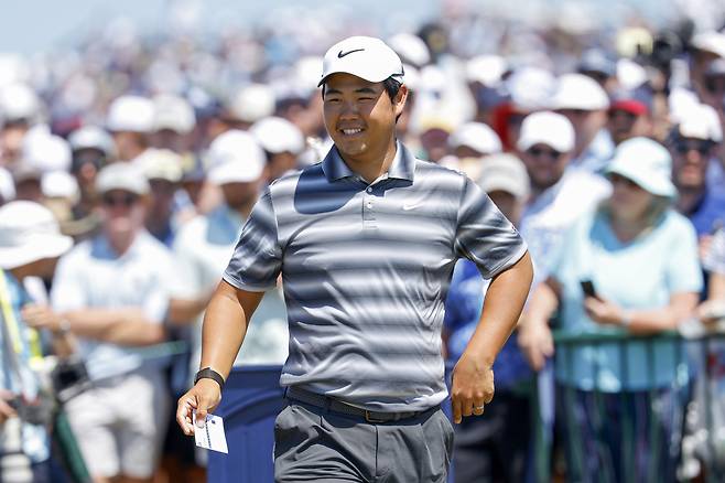 김주형이 22일 미국 뉴욕주 사우샘프턴의 시네콕 힐스 골프클럽에서 열린 제126회 US오픈 최종 라운드 도중 밝은 표정으로 1번 홀 티잉 구역에 들어서고 있다. 게티이미지코리아