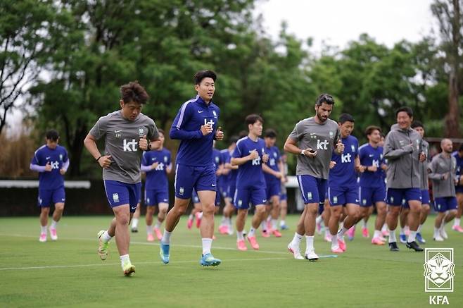 ▲ 손흥민이 골이 필요한 시점에 그라운드를 벗어나야 했으니 패배 후 가장 큰 화두로 이른 교체가 떠올랐다. 결과마저 패배로 이어지다보니 대표팀 최고의 결정력을 자랑하는 손흥민의 벤치행을 두고 축구인들로부터 먼저 의문이 터지기 시작했다. ⓒ 대한축구협회