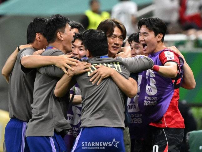 2026 북중미월드컵 A조 예선 대한민국-체코전이 12일(한국 시간) 멕시코 과달라하라 에스타디오 아크론에서 열렸다. 홍명보 감독이 2-1 승리 상황에서 종료 휘슬이 울리자 선수단과 기뻐하고 있다. /사진=김진경 대기자.