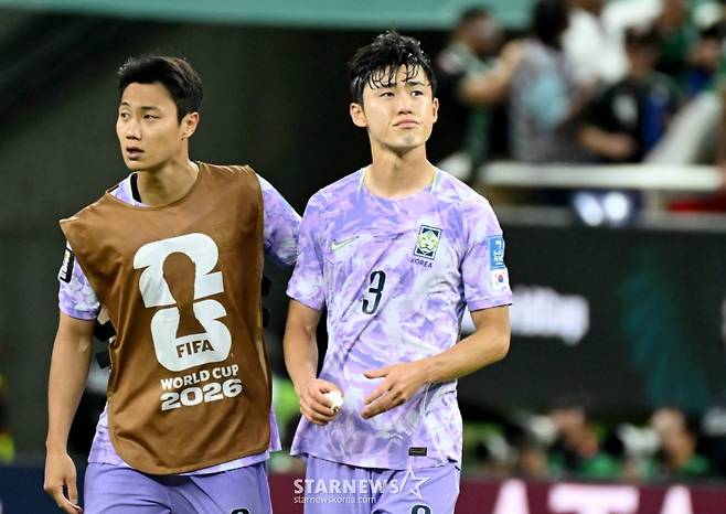 2026 북중미월드컵 A조 예선 대한민국 대 멕시코 경기가 19일(한국 시간) 멕시코 과달라하라 에스타디오 아크론에서 열렸다.황인범이 수비수 이기혁을 위로하고 있다.  2026.06.19. /사진=김진경 대기자