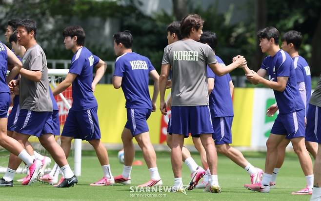 2026 북중미월드컵에 출전한 대한민국 축구 국가대표팀이 19일 멕시코 과달라하라 치바스 베르데 바예에서 회복 훈련을 진행했다. 홍명보 감독이 양현준을 비롯한 선수들을 독려하고 있다. /사진=김진경 kim.jinkyung@