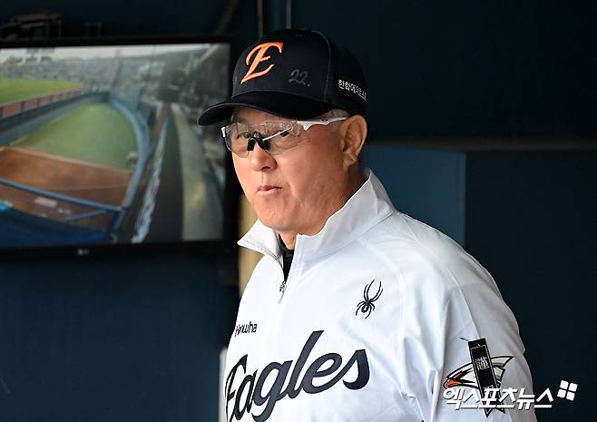 2일 오후 서울 송파구 잠실야구장에서 열린 '2026 신한 SOL Bank KBO리그' 한화 이글스와 두산 베어스의 경기, 한화 김경문 감독이 근조 리본을 착용하고 경기를 지켜보고 있다. 엑스포츠뉴스 DB
