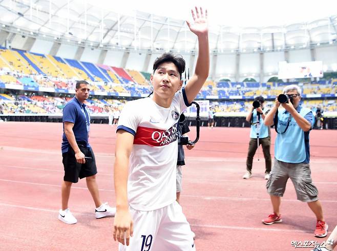 유럽 축구 이적시장 전문가 파브리치오 로마노 기자는 22일(한국시간) 자신의 유튜브 채널을 통해 아틀레티코 마드리드의 이강인(PSG) 영입 협상 상황에 대해 설명했다. 로마노 기자에 따르면 아틀레티코 마드리드는 이강인과 개인 합의를 마쳤다. 이강인은 프리미어리그 구단들로부터도 제안을 받았지만, 아틀레티코 이적을 선호하는 것으로 알려졌다. 개인 합의에 도달하면서 이강인이 서울에서 아틀레티코 입단식을 가질 가능성도 떠올랐다. 아틀레티코는 오는 8월 9일 서울월드컵경기장에서 쿠팡플레이시리즈 일환으로 맨체스터 시티(잉글랜드)와 프리시즌 친선 경기를 치를 예정이다. 엑스포츠뉴스DB