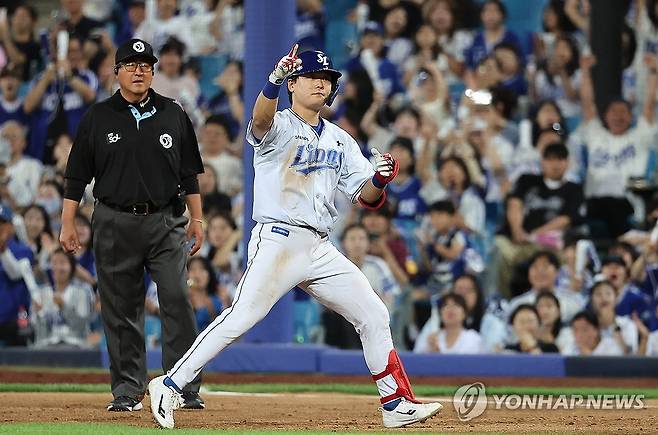 '박승규가 합니다' (대구=연합뉴스) 윤관식 기자 = 16일 대구 삼성라이온즈파크에서 열린 2026 프로야구 KBO리그 키움 히어로즈와 삼성 라이온즈의 경기. 5회말 2사 주자 만루 상황에서 삼성 박승규가 2타점 적시타를 치고 세리머니하고 있다. 2026.6.16 psik@yna.co.kr