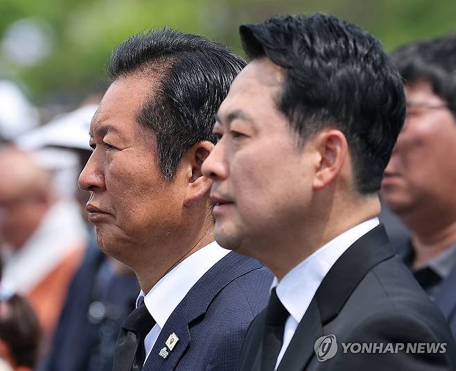 현충일 추념식 참석한 정청래 대표와 장동혁 대표 [연합뉴스 자료사진]