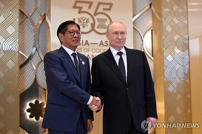 러시아-필리핀 정상 만남 지난 17일(현지시간) 러시아 서부 카잔에서 열린 러시아·아세안(ASEAN·동남아시아국가연합) 정상회의 행사에서 블라디미르 푸틴 러시아 대통령(오른쪽)과 페르디난드 마르코스 필리핀 대통령이 악수하고 있다.
[AFP 연합뉴스 자료사진. 재판매 및 DB 금지]